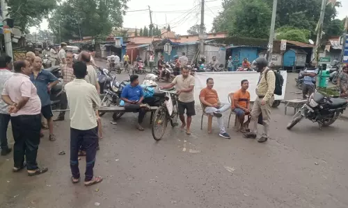 NH-143 की बदहाली के विरोध में बिरमित्रपुर बंद, 12 घंटे सड़क जाम NH-143 की बदहाली के विरोध में बिरमित्रपुर बंद, 12 घंटे सड़क जाम