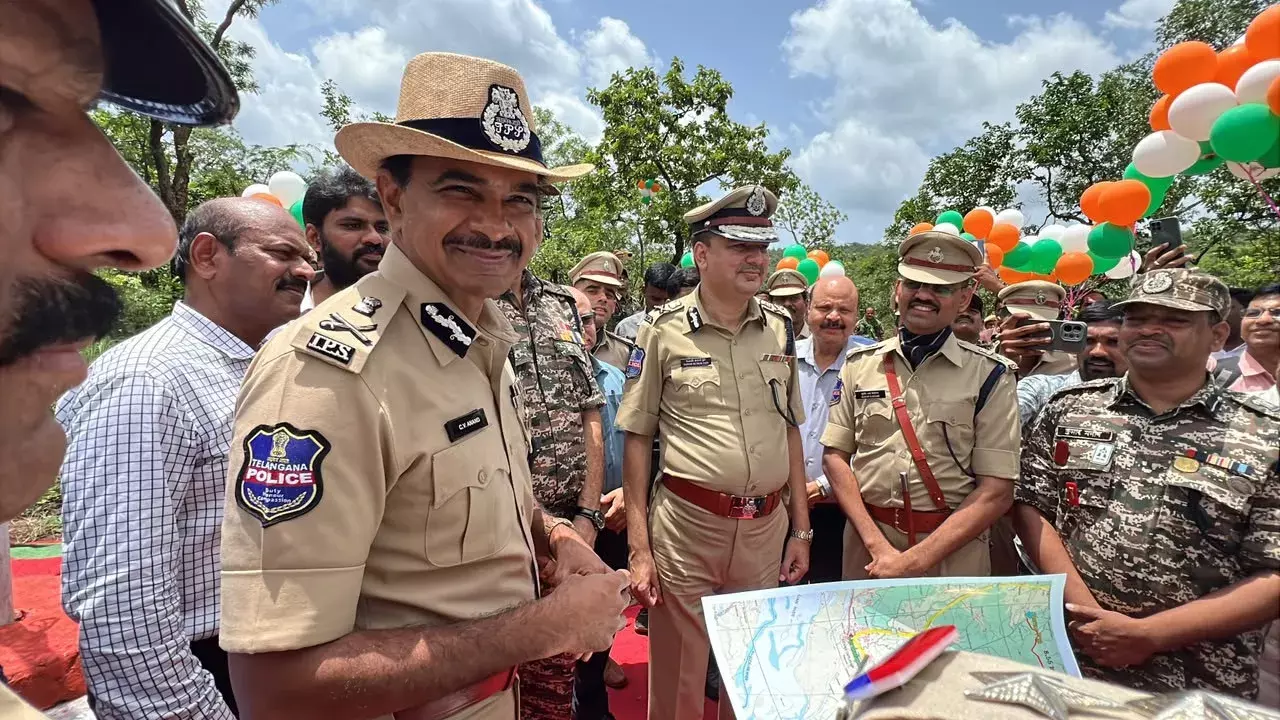 50 साल बाद शांति की बयार: करेगुट्टा पहुंचे तेलंगाना के DGP