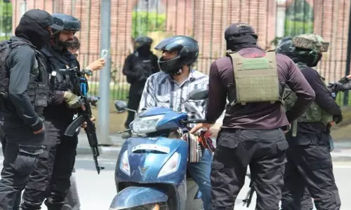 स्वतंत्रता दिवस से पहले कश्मीर में सुरक्षा कड़ी, घाटी के प्रवेश-निकास मार्गों पर बढ़ी निगरानी स्वतंत्रता दिवस से पहले कश्मीर में सुरक्षा कड़ी, घाटी के प्रवेश-निकास मार्गों पर बढ़ी निगरानी