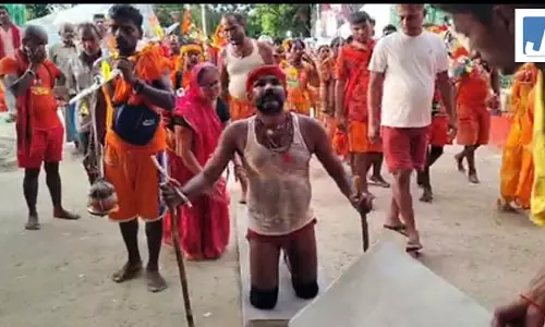 दर्द से बेपरवाह बाबा की भक्ति में लीन, घुटनों के बल तय कर रहे बाबाधाम का सफर दर्द से बेपरवाह बाबा की भक्ति में लीन, घुटनों के बल तय कर रहे बाबाधाम का सफर