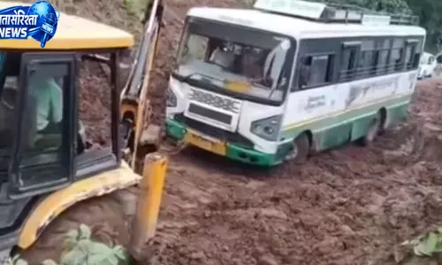आफत की बारिश में दलदल में फंसी HRTC बस, यात्रियों में मची अफरातफरी आफत की बारिश में दलदल में फंसी HRTC बस, यात्रियों में मची अफरातफरी