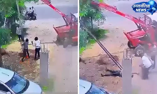 बिजली का खंभा लगाते समय वर्कर की करंट लगने से मौत, हादसे का वीडियो वायरल बिजली का खंभा लगाते समय वर्कर की करंट लगने से मौत, हादसे का वीडियो वायरल