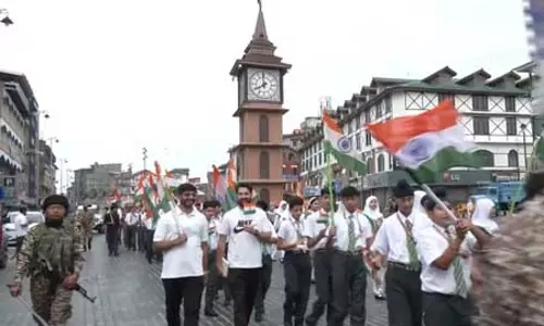 सीआरपीएफ ने श्रीनगर के लाल चौक पर निकाली तिरंगा रैली, बच्चों को बताया आजादी का महत्व सीआरपीएफ ने श्रीनगर के लाल चौक पर निकाली तिरंगा रैली, बच्चों को बताया आजादी का महत्व