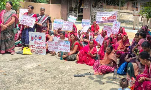 Sonpur शराब की दुकान बंद कराने को महिलाओं का प्रदर्शन Sonpur शराब की दुकान बंद कराने को महिलाओं का प्रदर्शन