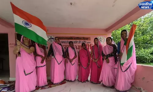 हर घर तिरंगा अभियान में महिलाओं ने भरी देशभक्ति के रंग हर घर तिरंगा अभियान में महिलाओं ने भरी देशभक्ति के रंग