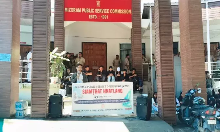 Mizoram: MPSC दफ्तर के बाहर छात्रों का धरना, निष्पक्ष भर्ती की मांग Mizoram: MPSC दफ्तर के बाहर छात्रों का धरना, निष्पक्ष भर्ती की मांग