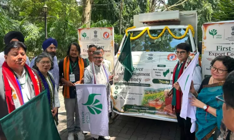 त्रिपुरा का शहद पहुंचा UAE: पहली बार किया गया 1,000 किलो का एक्सपोर्ट त्रिपुरा का शहद पहुंचा UAE: पहली बार किया गया 1,000 किलो का एक्सपोर्ट