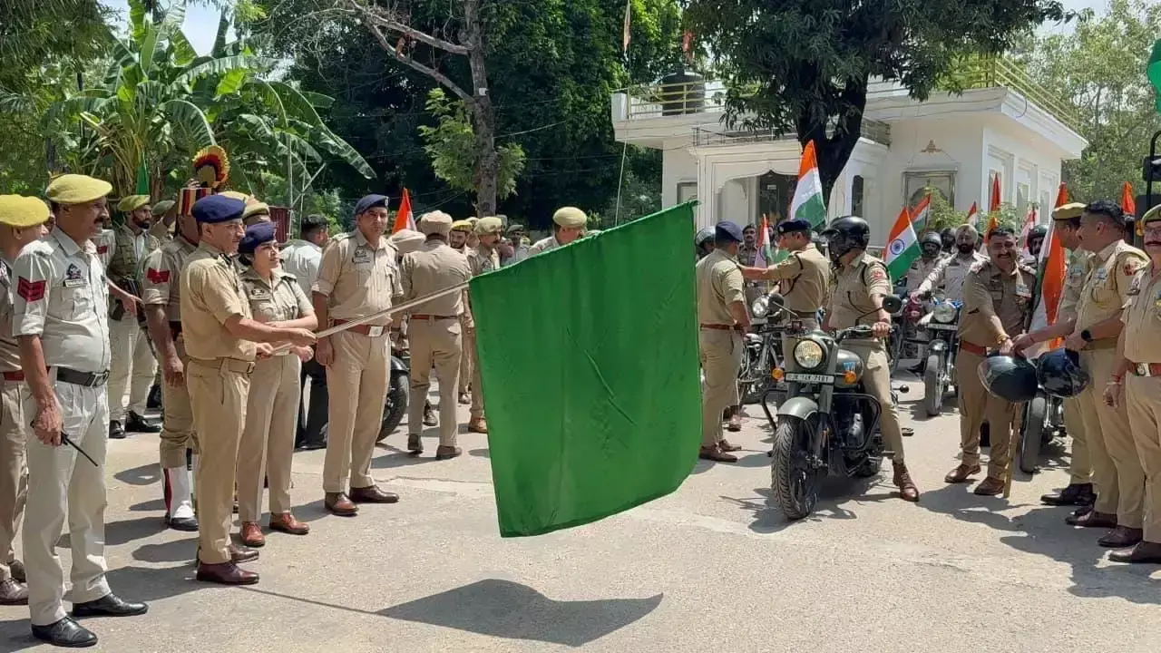 Jammu: डीपीएल से निकली तिरंगा बाइक रैली, एसएसपी ने दिखाई हरी झंडी Jammu: डीपीएल से निकली तिरंगा बाइक रैली, एसएसपी ने दिखाई हरी झंडी