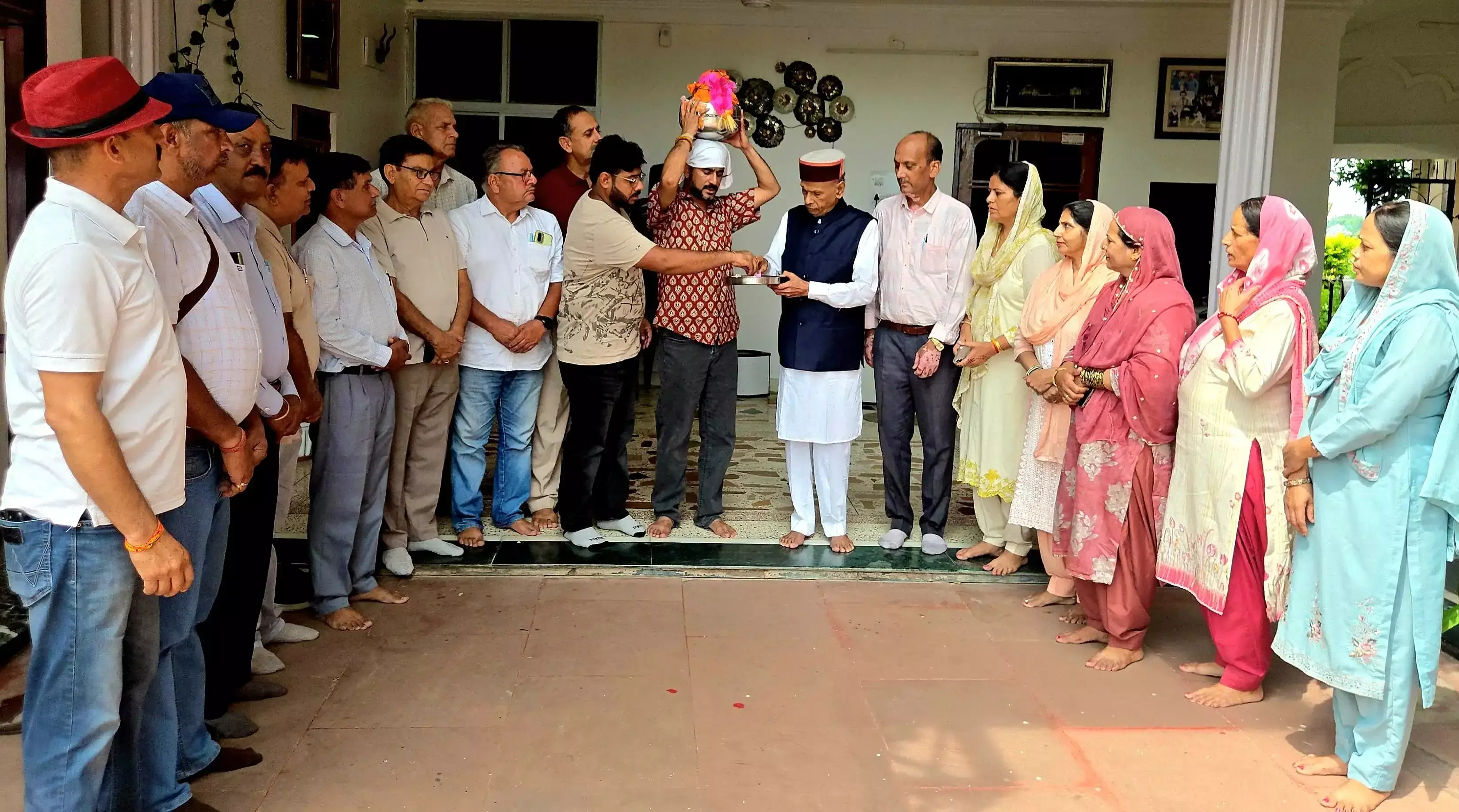 Hamirpur: गुरु रविदास जयंती पर कलश वंदना, संत रविदास के आदर्शों का स्मरण Hamirpur: गुरु रविदास जयंती पर कलश वंदना, संत रविदास के आदर्शों का स्मरण