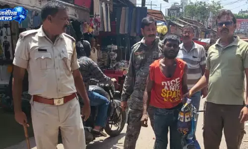 साकची बाजार में एसी के कॉपर पाइप चोरी करने वाला रंगेहाथ पकड़ा गया साकची बाजार में एसी के कॉपर पाइप चोरी करने वाला रंगेहाथ पकड़ा गया