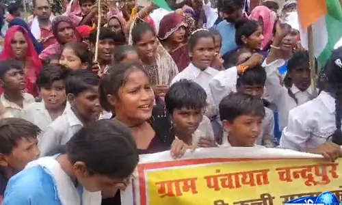 सड़क के लिए सड़कों पर Gen Alpha प्रशासन में मचा हड़कंप सड़क के लिए सड़कों पर Gen Alpha प्रशासन में मचा हड़कंप