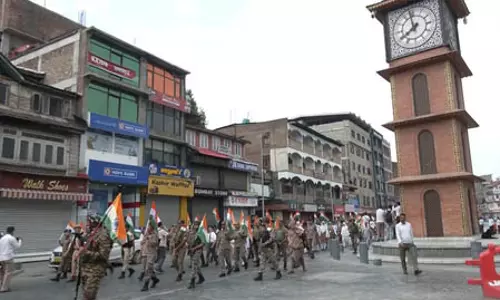 श्रीनगर में CRPF-छात्रों ने निकाली तिरंगा रैली श्रीनगर में CRPF-छात्रों ने निकाली तिरंगा रैली