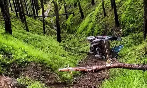 Nainital: ओखलकांडा में सड़क हादसा, चालक की मौत और तीन घायल Nainital: ओखलकांडा में सड़क हादसा, चालक की मौत और तीन घायल