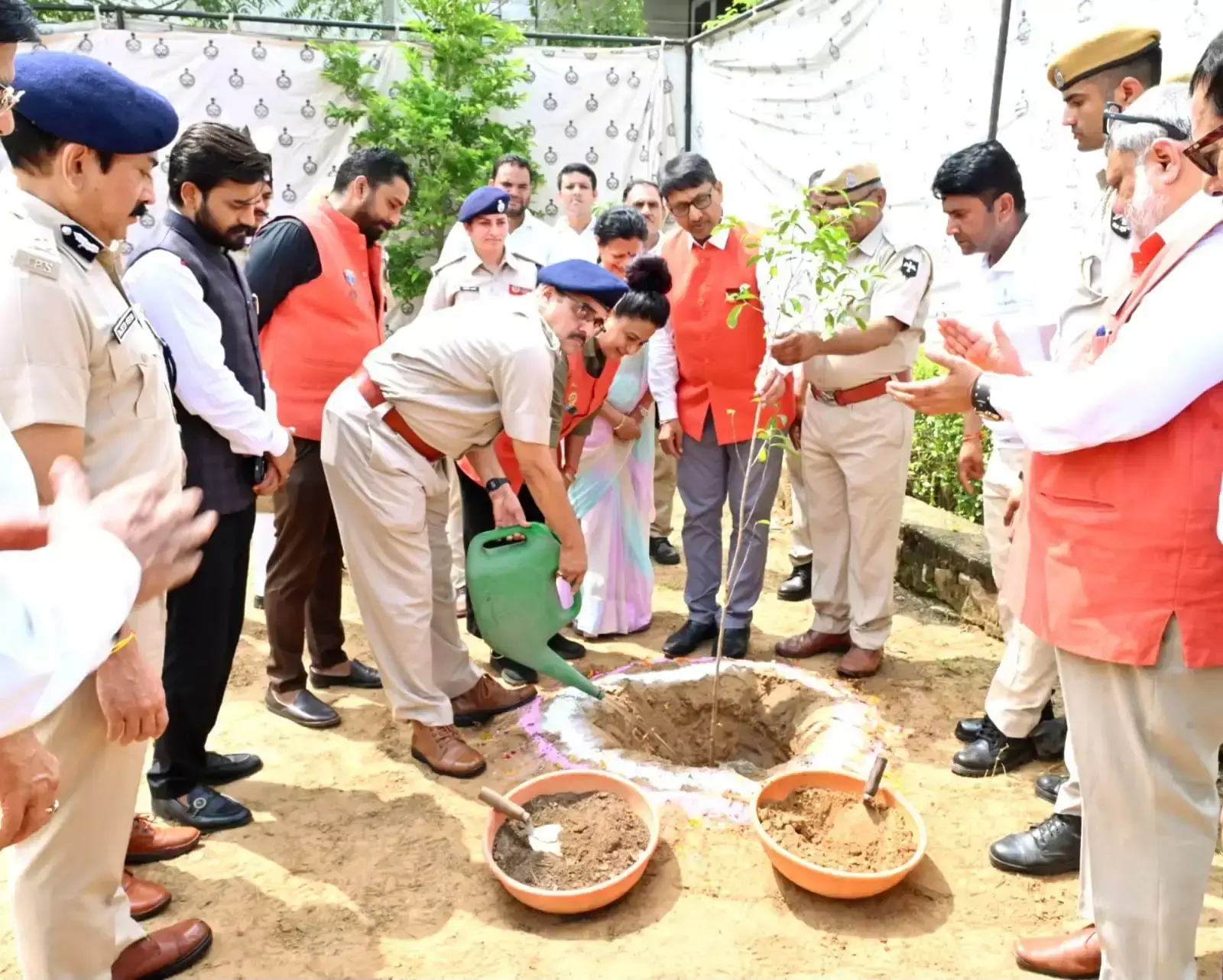 Jaipur: ‘हरियालो राजस्थान’ अभियान में गृह रक्षा प्रशिक्षण केंद्र ने बढ़ाया कदम Jaipur: ‘हरियालो राजस्थान’ अभियान में गृह रक्षा प्रशिक्षण केंद्र ने बढ़ाया कदम