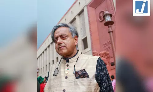 शशि थरूर ने वंदे मातरम संशोधन पर उठाए सवाल, बोले-क्या 12 मिनट तक खड़े रहेंगे लोग? शशि थरूर ने वंदे मातरम संशोधन पर उठाए सवाल, बोले-क्या 12 मिनट तक खड़े रहेंगे लोग?