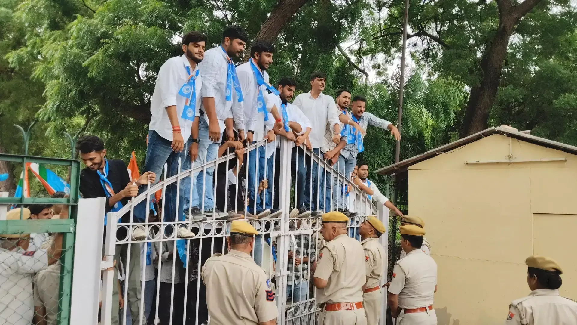 Jodhpur: छात्रसंघ चुनाव बहाली की मांग, एनएसयूआई कार्यकर्ताओं ने किया प्रदर्शन Jodhpur: छात्रसंघ चुनाव बहाली की मांग, एनएसयूआई कार्यकर्ताओं ने किया प्रदर्शन