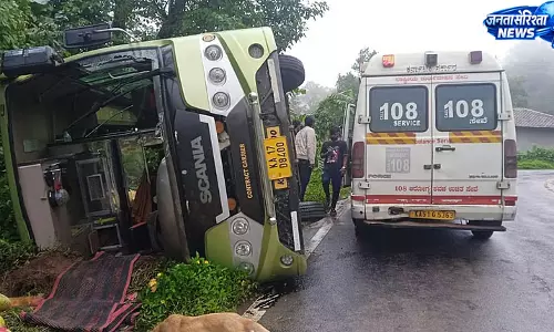 कोडागु में पर्यटकों की मिनीबस पलटी, 23 घायल कोडागु में पर्यटकों की मिनीबस पलटी, 23 घायल