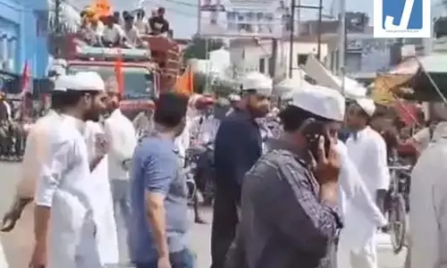 सांप्रदायिक सौहार्द की मिसाल! जनाजा देखकर रुक गई कांवड़ यात्रा सांप्रदायिक सौहार्द की मिसाल! जनाजा देखकर रुक गई कांवड़ यात्रा