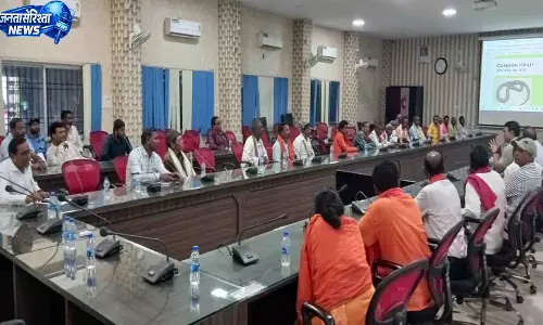 बैगा-गुनिया और मैदानी स्वास्थ्य कार्यकर्ताओं ने संभाली जागरूकता की कमान बैगा-गुनिया और मैदानी स्वास्थ्य कार्यकर्ताओं ने संभाली जागरूकता की कमान
