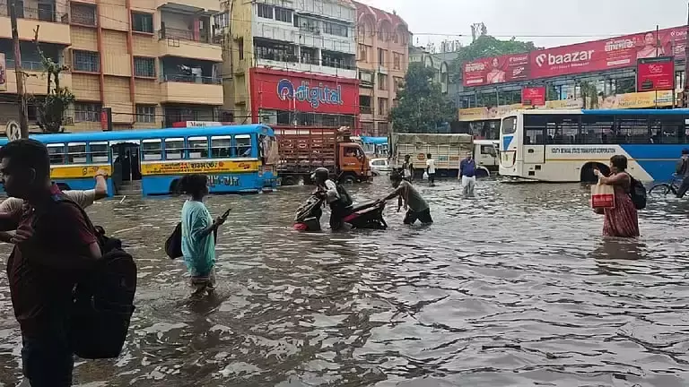 Kolkata: कोलकाता और आसपास तेज बारिश, एक घंटे में 130 मिमी तक बरसा पानी