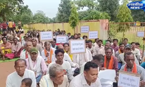 स्कूल भवन की कमी पर बवाल, ग्रामीणों ने गेट पर जड़ा ताला