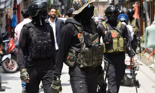 Srinagar: कश्मीर में संवेदनशील इलाकों पर बढ़ी निगरानी, 15 अगस्त के लिए सुरक्षा सख्त Srinagar: कश्मीर में संवेदनशील इलाकों पर बढ़ी निगरानी, 15 अगस्त के लिए सुरक्षा सख्त