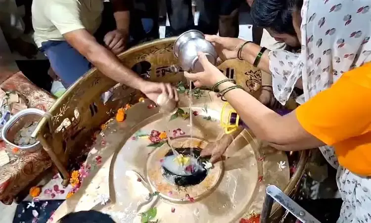 Haridwar: हर-हर महादेव के जयघोष से गूंजा हरिद्वार, शिवालयों में भक्तों की भीड़ Haridwar: हर-हर महादेव के जयघोष से गूंजा हरिद्वार, शिवालयों में भक्तों की भीड़