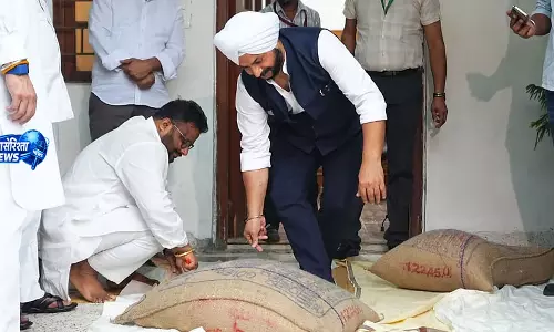 दिल्ली में चावल पर सियासी घमासान, AAP ने लगाए गंभीर आरोप दिल्ली में चावल पर सियासी घमासान, AAP ने लगाए गंभीर आरोप