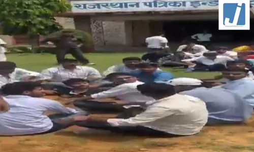 लगा रहे थे नारे हम तुम्हारे साथ हैं , फिर पुलिस को देख अपने नेता जी को छोड़ भागे सारे समर्थक लगा रहे थे नारे हम तुम्हारे साथ हैं , फिर पुलिस को देख अपने नेता जी को छोड़ भागे सारे समर्थक