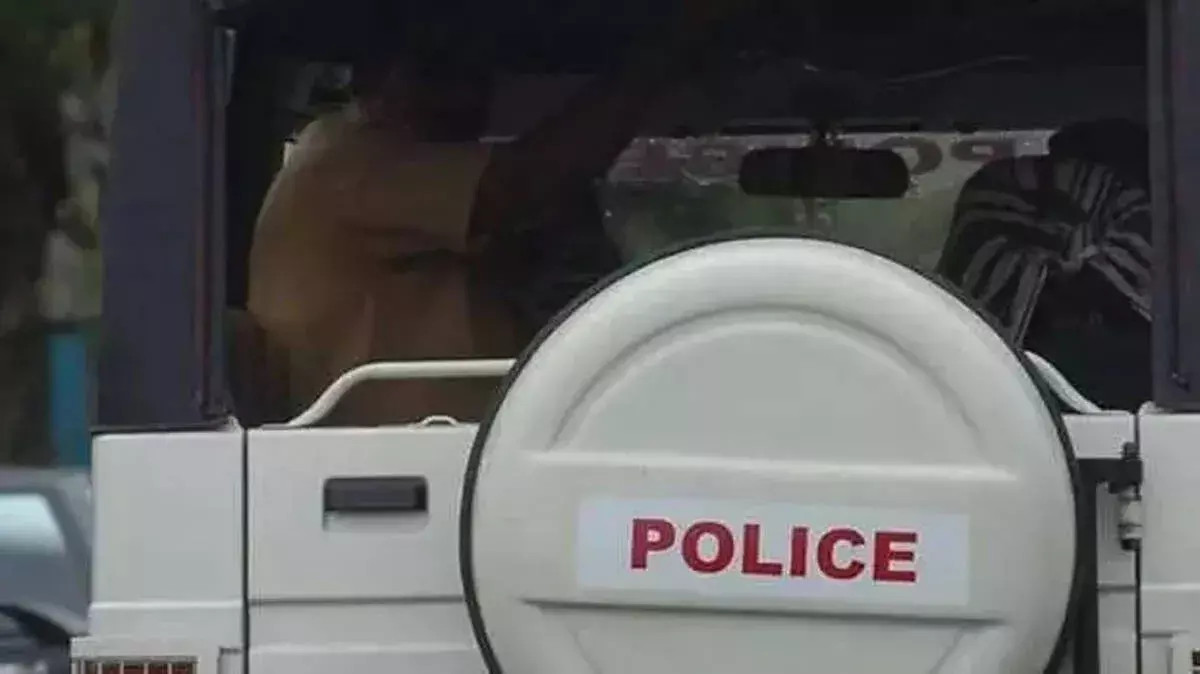 तिरुवनंतपुरम: साथी ट्रेनीज़ से ₹7 लाख ठगने वाला पुलिस कॉन्स्टेबल गिरफ्तार तिरुवनंतपुरम: साथी ट्रेनीज़ से ₹7 लाख ठगने वाला पुलिस कॉन्स्टेबल गिरफ्तार