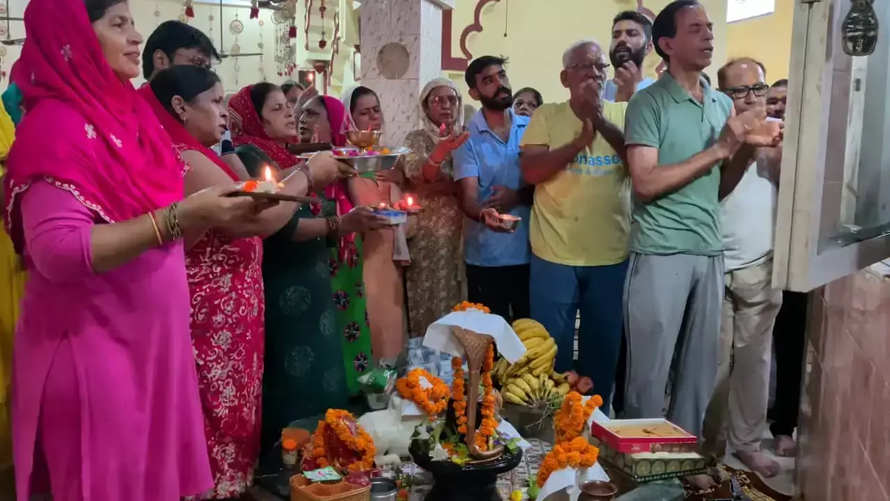 Jind: भगवान शिव के जलाभिषेक को लेकर मंदिरों में आस्था का सैलाब Jind: भगवान शिव के जलाभिषेक को लेकर मंदिरों में आस्था का सैलाब
