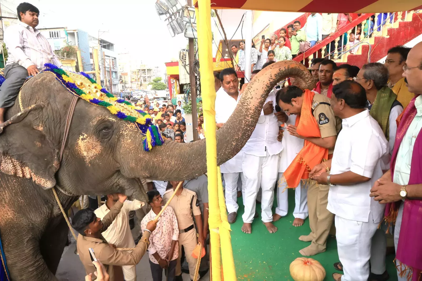 Andhra: सज्जनार ने घटम जुलूस को हरी झंडी दिखाई Andhra: सज्जनार ने घटम जुलूस को हरी झंडी दिखाई