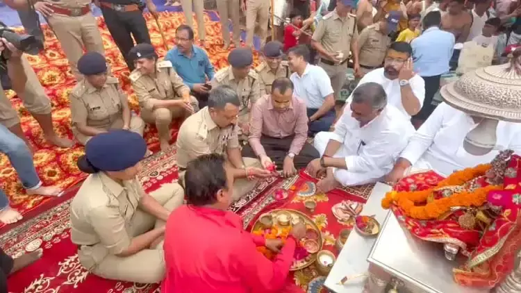 Haridwar: कांवड़ मेले की सकुशल सफलता को लेकर गंगा पूजन, महादेव का जलाभिषेक Haridwar: कांवड़ मेले की सकुशल सफलता को लेकर गंगा पूजन, महादेव का जलाभिषेक