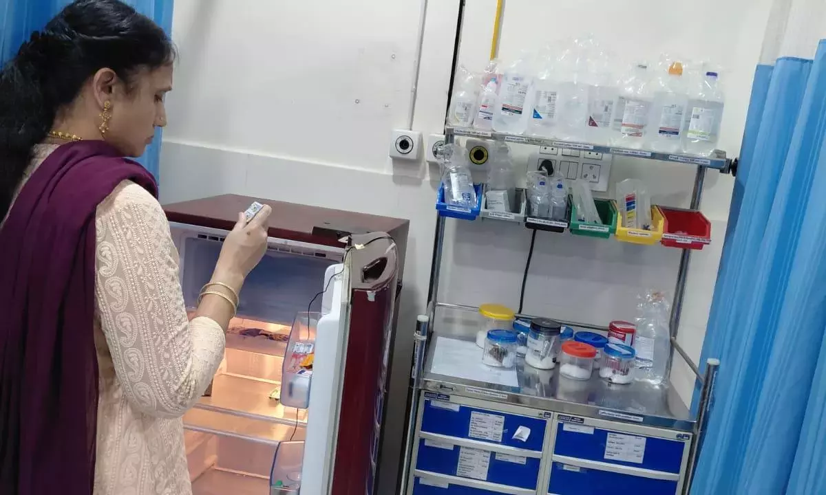 संगारेड्डी में सरकारी डॉक्टर के निजी अस्पताल में एक्सपायर्ड दवाएं, लैब रिएजेंट पाए गए संगारेड्डी में सरकारी डॉक्टर के निजी अस्पताल में एक्सपायर्ड दवाएं, लैब रिएजेंट पाए गए