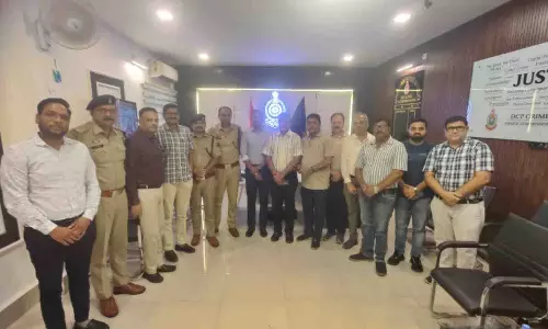 रायपुर में अवैध दवा बिक्री पर पुलिस सख्त, दवा संघ के साथ बैठक में दिए निर्देश रायपुर में अवैध दवा बिक्री पर पुलिस सख्त, दवा संघ के साथ बैठक में दिए निर्देश
