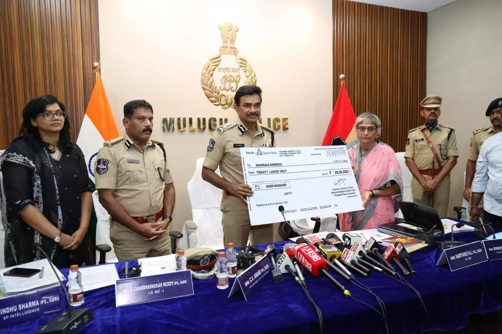 Telangana: वरिष्ठ माओवादी नेता काकरला समथा ने तेलंगाना के डीजीपी के सामने आत्मसमर्पण कर दिया
