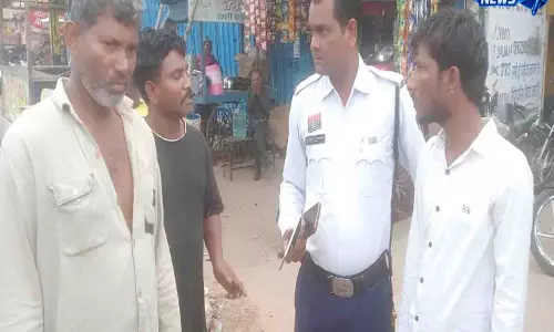 मोबाइल लूटकर भाग रहे आरक्षक को ट्रैफिक जवान ने पकड़ा मोबाइल लूटकर भाग रहे आरक्षक को ट्रैफिक जवान ने पकड़ा