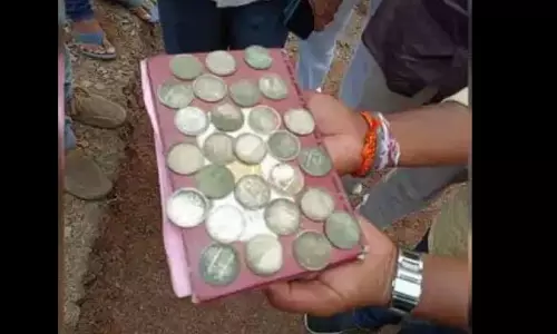 RGIA में यात्री से 7 किलोग्राम चांदी के सिक्के जब्त किए गए RGIA में यात्री से 7 किलोग्राम चांदी के सिक्के जब्त किए गए