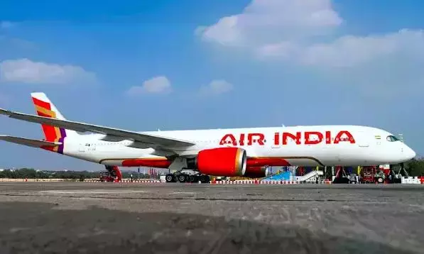 एयर इंडिया के पायलट ने लैंडिंग के दौरान डिस्को लाइट को लेकर एटीसी से शिकायत की एयर इंडिया के पायलट ने लैंडिंग के दौरान डिस्को लाइट को लेकर एटीसी से शिकायत की