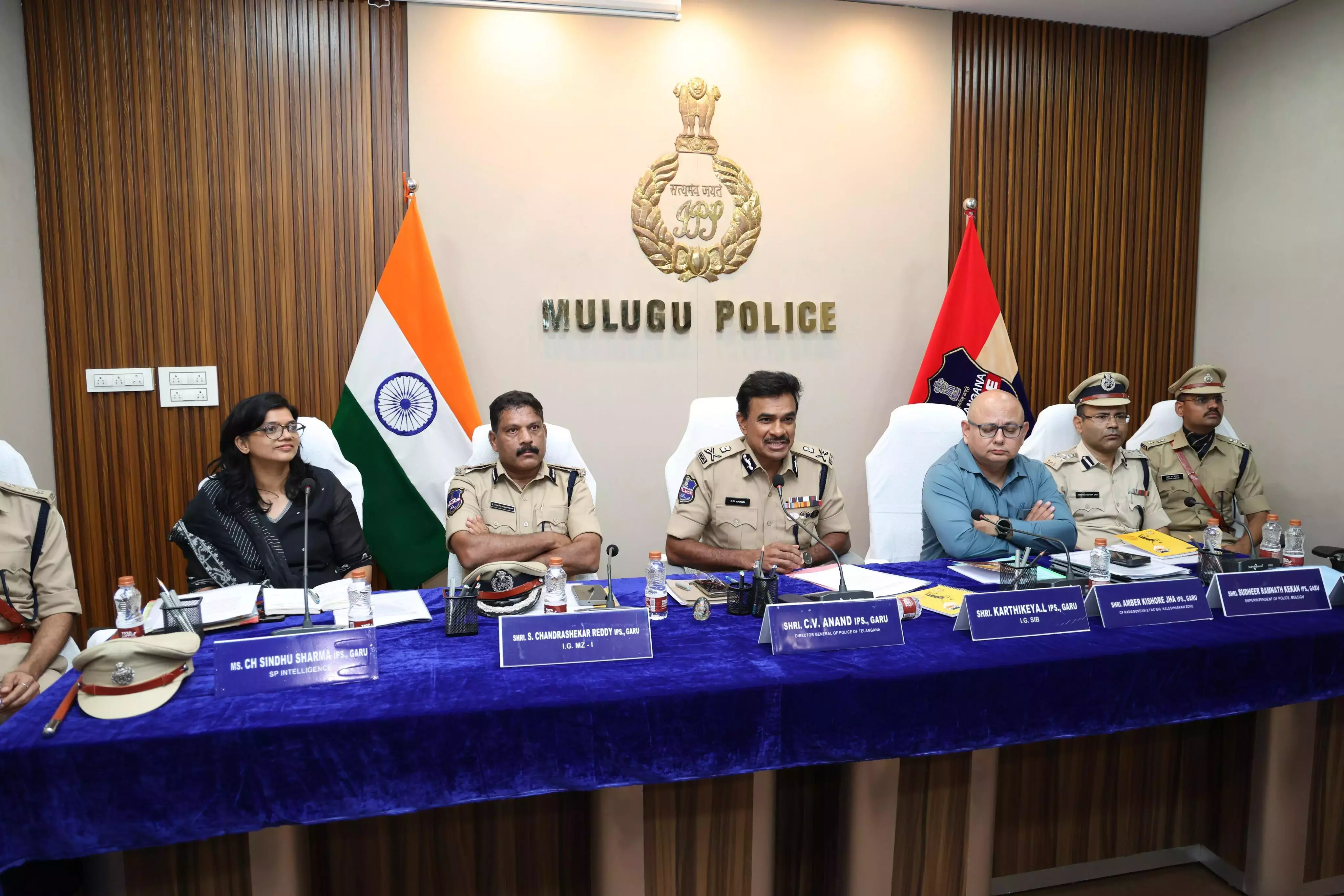 Telangana: आनंद ने मुलुगु में पूर्व माओवादियों से मुलाकात की, उनकी शिकायतें सुनीं Telangana: आनंद ने मुलुगु में पूर्व माओवादियों से मुलाकात की, उनकी शिकायतें सुनीं