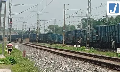 कोयला लदी मालगाड़ी के 12 डिब्बे पटरी से उतरे, मचा हड़कंप