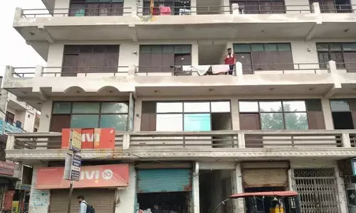 नोएडा के पीजी में 19 वर्षीय युवती का शव मिलने से सनसनी नोएडा के पीजी में 19 वर्षीय युवती का शव मिलने से सनसनी