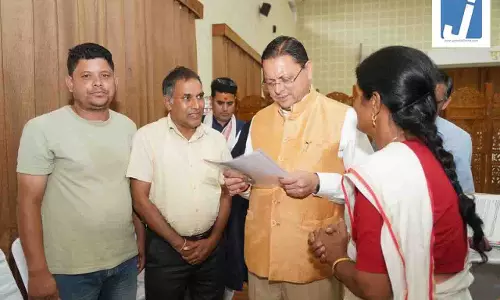 मुख्यमंत्री धामी ने प्रदेश के विभिन्न क्षेत्रों से आए लोगों की समस्याएं सुनीं