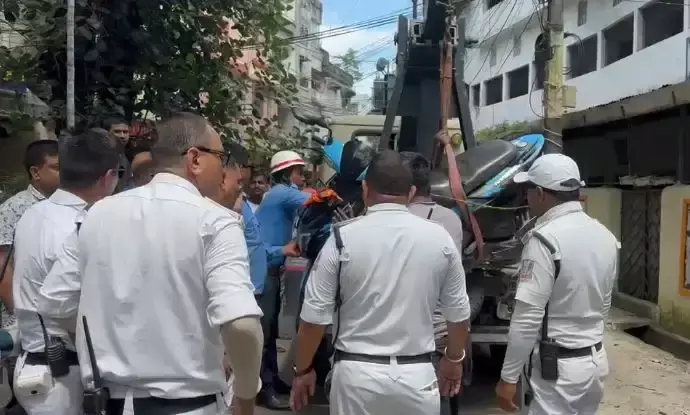 Siliguri: अवैध पार्किंग के खिलाफ अभियान तेज, ट्रैफिक पुलिस ने जब्त किए वाहन Siliguri: अवैध पार्किंग के खिलाफ अभियान तेज, ट्रैफिक पुलिस ने जब्त किए वाहन