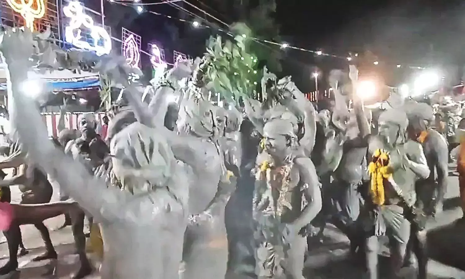 Tamil Nadu: तमिलनाडु के श्रद्धालुओं ने खुद को कीचड़ में ढककर मन्नतें पूरी कीं Tamil Nadu: तमिलनाडु के श्रद्धालुओं ने खुद को कीचड़ में ढककर मन्नतें पूरी कीं