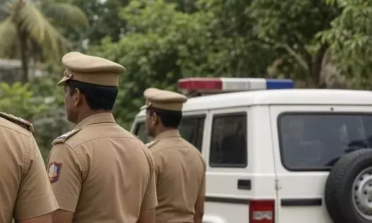 Tamil Nadu: तिरुचि के वायरलेस रोड निवासियों ने तीन लड़कियों को बचाने के लिए पुलिस की सराहना की Tamil Nadu: तिरुचि के वायरलेस रोड निवासियों ने तीन लड़कियों को बचाने के लिए पुलिस की सराहना की