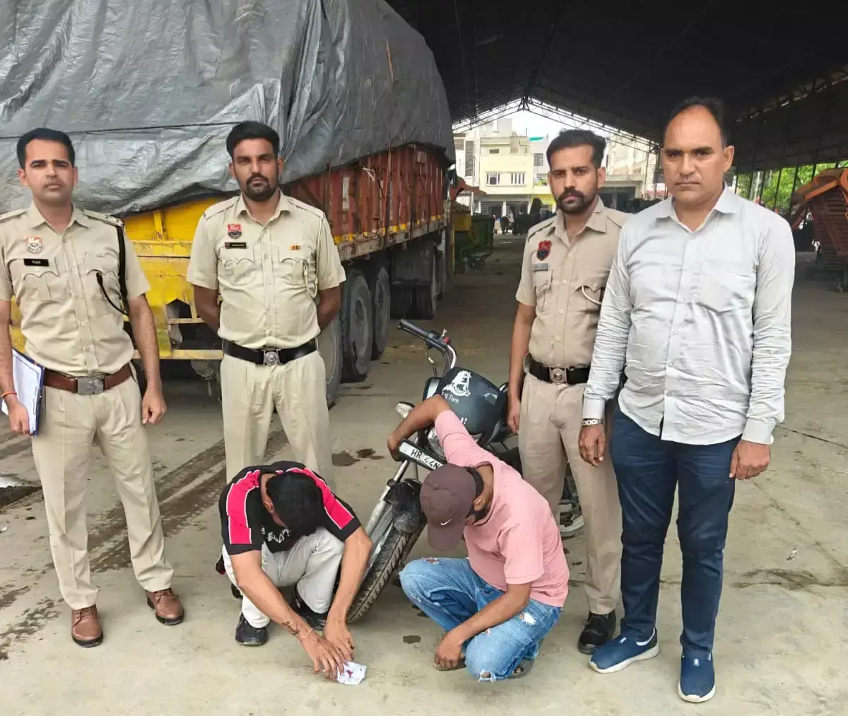 Sirsa: हेरोइन तस्करी करते तीन आरोपी गिरफ्तार, लाखों का नशा बरामद Sirsa: हेरोइन तस्करी करते तीन आरोपी गिरफ्तार, लाखों का नशा बरामद