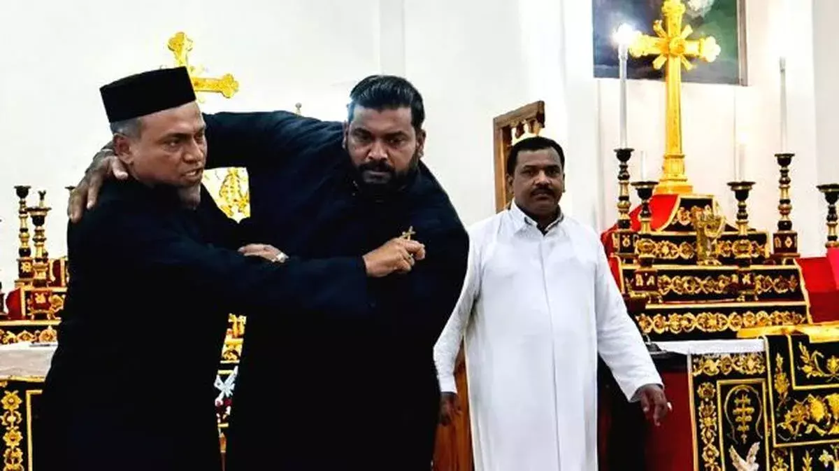 Kerala: ऑर्थोडॉक्स-जैकबाइट विवाद गहराया, शांति की उम्मीद धुंधली Kerala: ऑर्थोडॉक्स-जैकबाइट विवाद गहराया, शांति की उम्मीद धुंधली