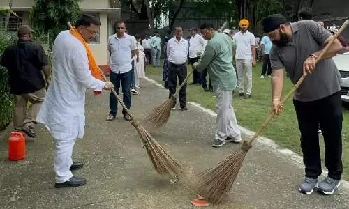 Haldwani: महापौर ने सफाई अभियान का लिया जिम्मा, कर्मचारियों को दिए निर्देश Haldwani: महापौर ने सफाई अभियान का लिया जिम्मा, कर्मचारियों को दिए निर्देश