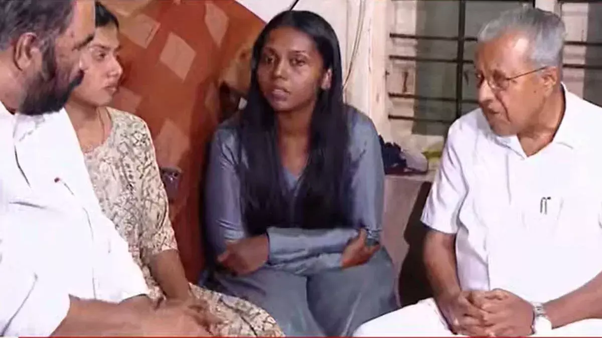 Kerala: लापता मछुआरों के घर पहुंचे पिनाराई विजयन; सरकार की आलोचना Kerala: लापता मछुआरों के घर पहुंचे पिनाराई विजयन; सरकार की आलोचना